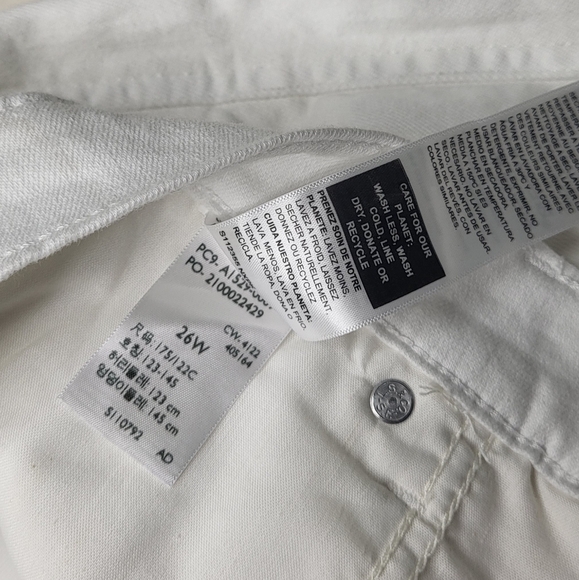 Levi's High Rise Jean Shorts. Plus Size 26W White Denim - Picture 9 of 9